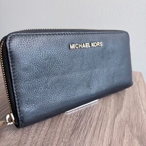Michael Kors Black Leather Classic Timeless Zip-Around Wallet Travel Practical